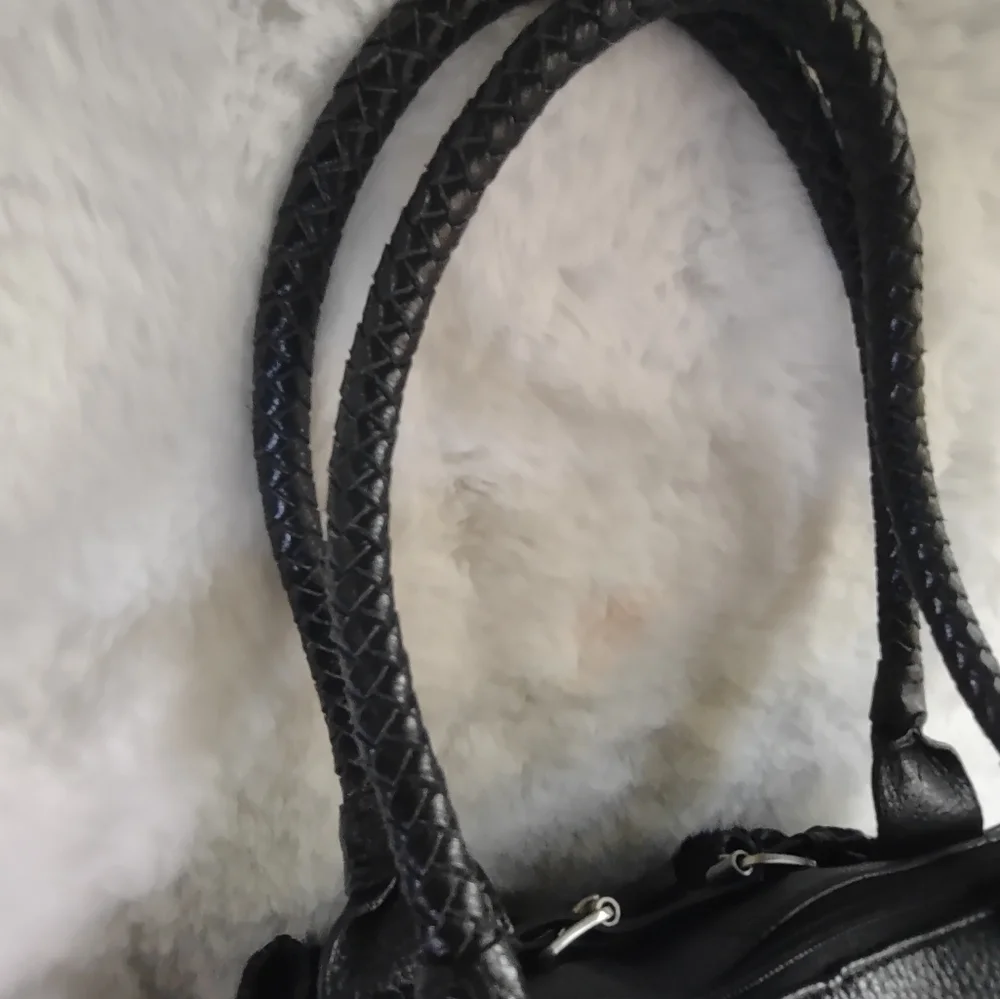 Adrienne Vittadini Handbag Black. - Picture 16 of 16